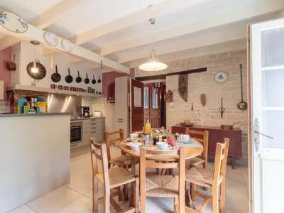 Cuisine ou kitchenette dans l'établissement Holiday Home Au bord du canal by Interhome