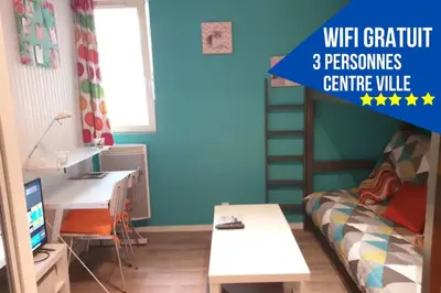 Télévision ou salle de divertissement dans l'établissement Studio Simplicien *Cosy* plein centre ville de Poitiers *TV* Wifi *Café*