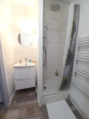 Salle de bains dans l'établissement Studio Simplicien *Cosy* plein centre ville de Poitiers *TV* Wifi *Café*