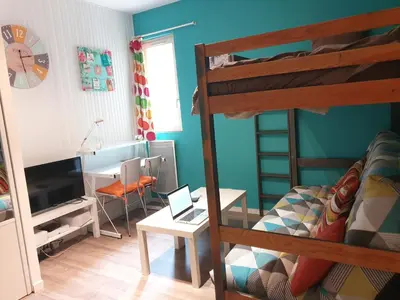 Télévision ou salle de divertissement dans l'établissement Studio Simplicien *Cosy* plein centre ville de Poitiers *TV* Wifi *Café*