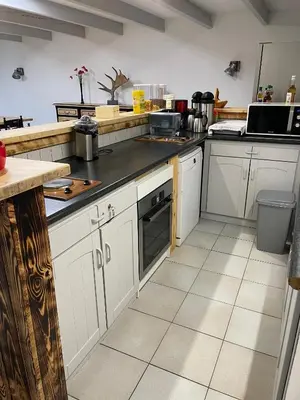 Cuisine ou kitchenette dans l'établissement Les trois cèdres