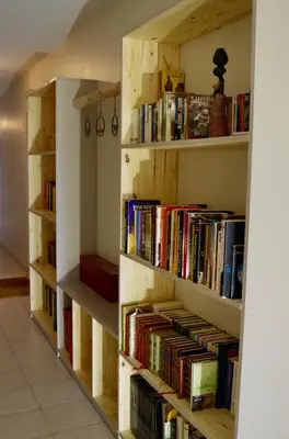 Bibliothèque dans la maison d'hôtes
