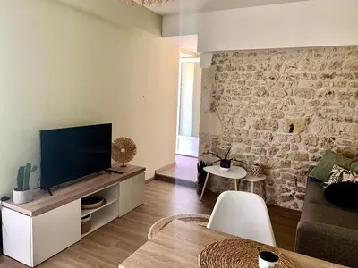 Télévision ou salle de divertissement dans l'établissement Gîte dans une ambiance végétale avec Spa privatif
