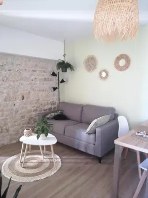 Coin salon dans l'établissement Gîte dans une ambiance végétale avec Spa privatif