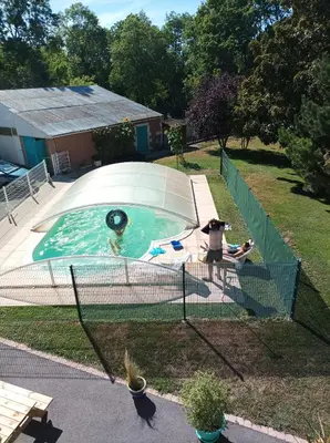 Piscine de l'établissement Logis de LANGE studio 2 p ou située à proximité