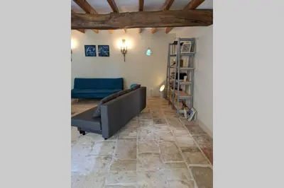 Coin salon dans l'établissement Bienvenue au Barail, maison en pleine nature