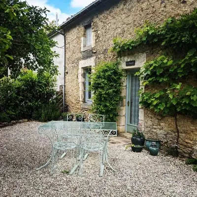 Jardin de l'établissement Bienvenue au Barail, maison en pleine nature