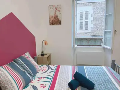 Un ou plusieurs lits dans un hébergement de l'établissement Jolie appartement 2 chambres 65m2 au centre ville