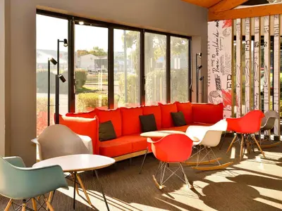 Coin salon dans l'établissement Ibis Angoulême Nord