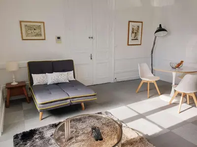 Coin salon dans l'établissement Joli T2 centre ville avec cour, climatisation et fibre