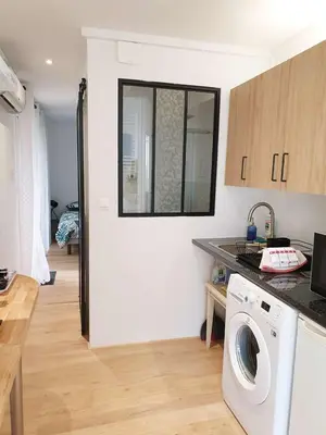 Cuisine ou kitchenette dans l'établissement Joli T2 centre ville avec cour, climatisation et fibre