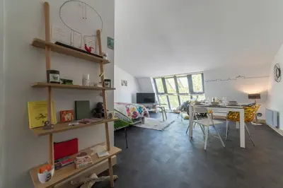 Télévision ou salle de divertissement dans l'établissement le Gabut vue port