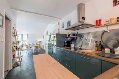 Cuisine ou kitchenette dans l'établissement le Gabut vue port