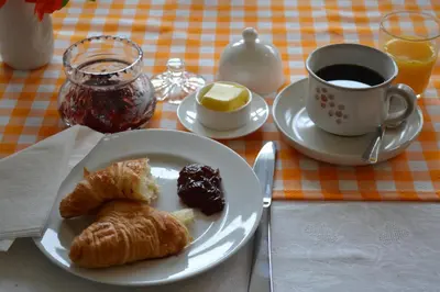 Options de petit-déjeuner proposées aux clients de l'établissement Le Moulin de Lusseau