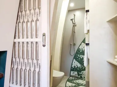 Salle de bains dans l'établissement Gîte d'Architecte 6 Pers. avec Terrasse et Jardin à Pissotte - FR-1-426-480