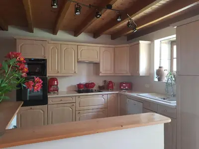 Cuisine ou kitchenette dans l'établissement Charmante maison de campagne