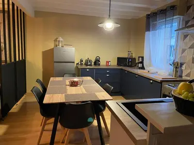 Cuisine ou kitchenette dans l'établissement Le Maine N 5 FLEAC - Logement entier avec 3 suites SDB - Balcon