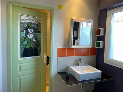 Salle de bains dans l'établissement Le Maine N 5 FLEAC - Logement entier avec 3 suites SDB - Balcon