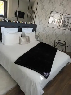 Un ou plusieurs lits dans un hébergement de l'établissement Casa Aix Keys avec jacuzzi privatif proche plages et Golf