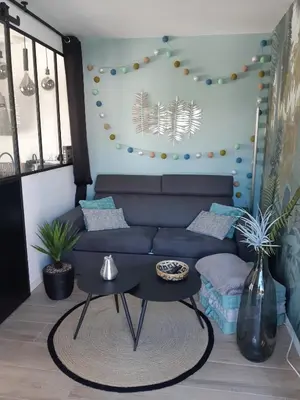 Coin salon dans l'établissement Casa Aix Keys avec jacuzzi privatif proche plages et Golf