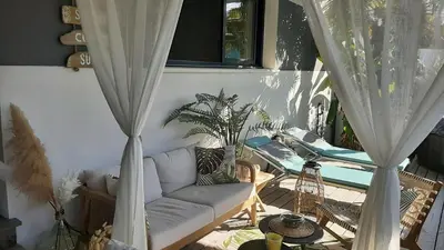 Coin salon dans l'établissement Casa Aix Keys avec jacuzzi privatif proche plages et Golf