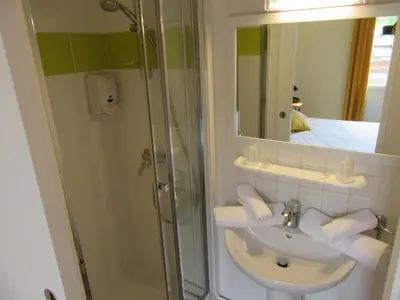 Salle de bains dans l'établissement Hotel de France