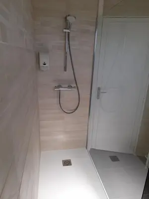 Salle de bains dans l'établissement Hotel de France