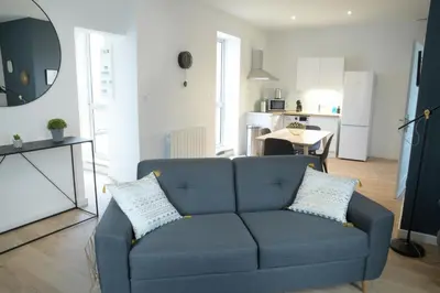 Cuisine ou kitchenette dans l'établissement T2 de 55m2 avec toit terrasse, hyper centre, wifi, draps, savons et serviettes fournis