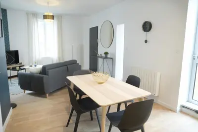 Coin salon dans l'établissement T2 de 55m2 avec toit terrasse, hyper centre, wifi, draps, savons et serviettes fournis
