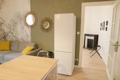 Télévision ou salle de divertissement dans l'établissement T3 de charme situé en hyper centre avec wifi, linge, draps, savons et serviettes fournis