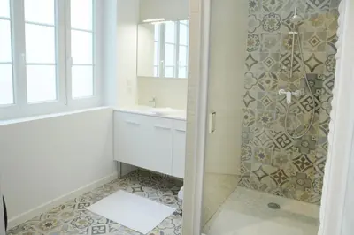 Salle de bains dans l'établissement T3 de charme situé en hyper centre avec wifi, linge, draps, savons et serviettes fournis