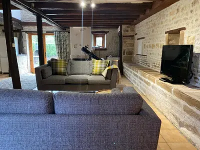 Télévision ou salle de divertissement dans l'établissement Le Figuier - 4 bedroom Farmhouse Gite