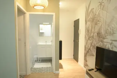 Salle de bains dans l'établissement T2 avec verrière situé en hyper centre avec wifi, linge, draps, savons et serviettes fournis