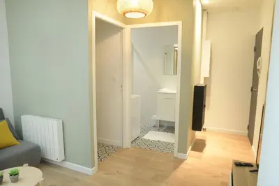 Salle de bains dans l'établissement T2 avec verrière situé en hyper centre avec wifi, linge, draps, savons et serviettes fournis