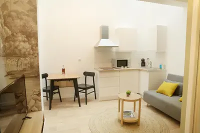 Cuisine ou kitchenette dans l'établissement T2 avec verrière situé en hyper centre avec wifi, linge, draps, savons et serviettes fournis