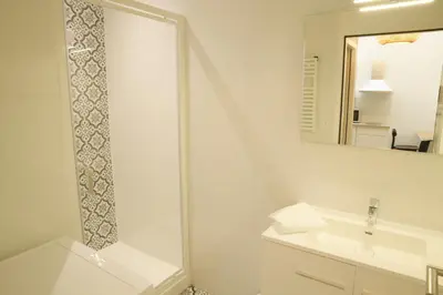 Salle de bains dans l'établissement T2 avec verrière situé en hyper centre avec wifi, linge, draps, savons et serviettes fournis