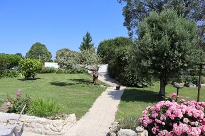 Jardin de l'établissement La Caz en Sol Charentais - Le Fâ