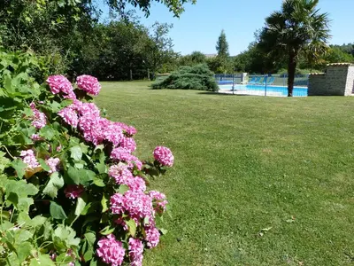 Piscine de l'établissement Chatenet self catering stone House for 2 South West France ou située à proximité