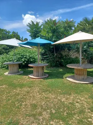 Jardin de l'établissement Nid Charentais Angouleme pool jacuzzi