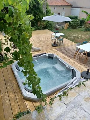 Piscine de l'établissement Nid Charentais Angouleme pool jacuzzi ou située à proximité