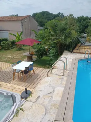 Piscine de l'établissement Nid Charentais Angouleme pool jacuzzi ou située à proximité