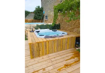 Piscine de l'établissement Nid Charentais Angouleme pool jacuzzi ou située à proximité