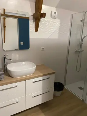 Salle de bains dans l'établissement Logis Poussard