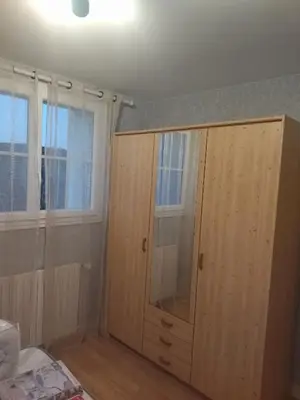 Un ou plusieurs lits dans un hébergement de l'établissement chambre privée chez l'habitant et partage des partie communes
