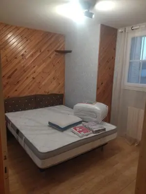 Un ou plusieurs lits dans un hébergement de l'établissement chambre privée chez l'habitant et partage des partie communes