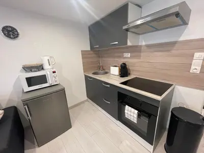 Cuisine ou kitchenette dans l'établissement Le Boinot - Patio privé, wifi haut débit, Netflix, stationnement gratuit
