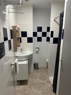 Salle de bains dans l'établissement Hôtel Le Prince, Poitiers Gare