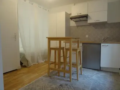 Cuisine ou kitchenette dans l'établissement L'escale Niortaise - Centre-ville - 10mn Gare - WIFI - Netflix
