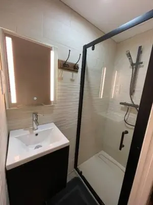 Salle de bains dans l'établissement L'escale Niortaise - Centre-ville - 10mn Gare - WIFI - Netflix