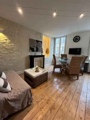 Télévision ou salle de divertissement dans l'établissement L'escale Niortaise - Centre-ville - 10mn Gare - WIFI - Netflix